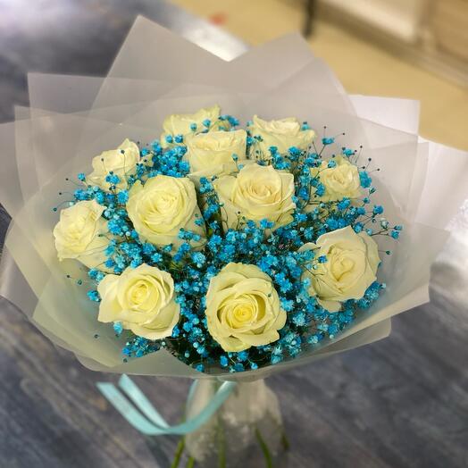 Белые розы с голубой гипсофилой