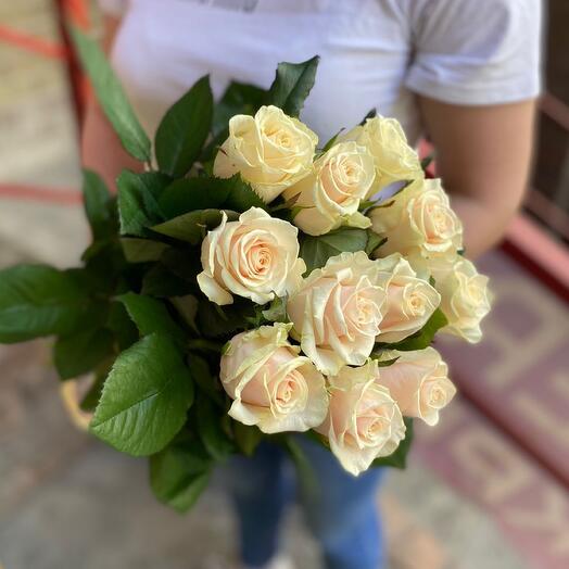 Bouquet of 11 cream roses