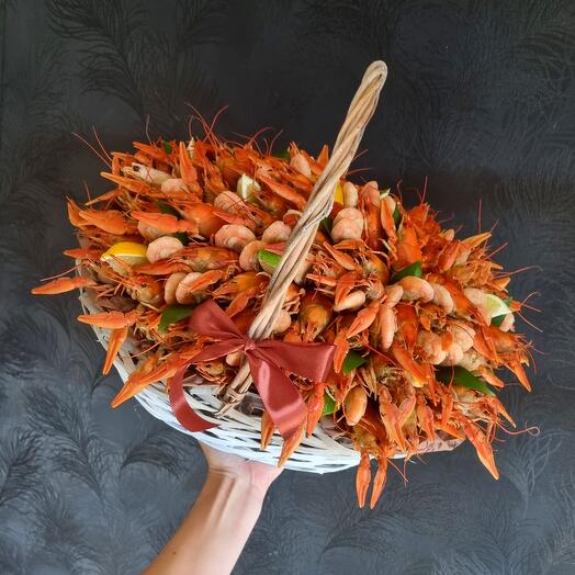 Корзина с раками и креветками