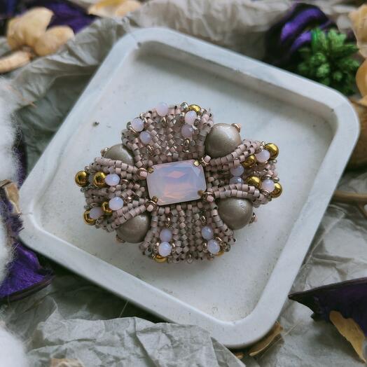 Broche hecho a mano, en la técnica de tejido