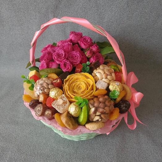 Корзина с сухофруктами и орехами