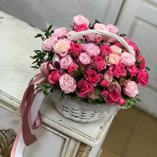 Корзина из разных сортов роз