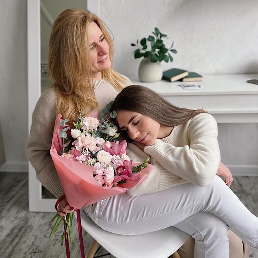 Яркий букет для мамы