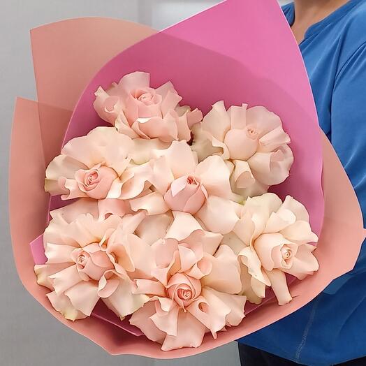 Monobucket of 7 French roses