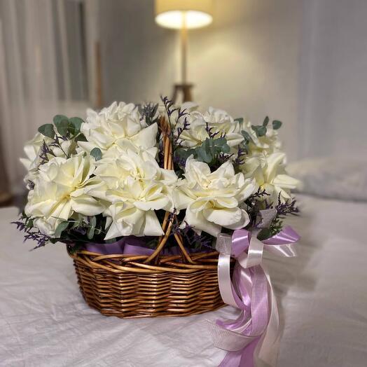 Корзина с шикарными розами