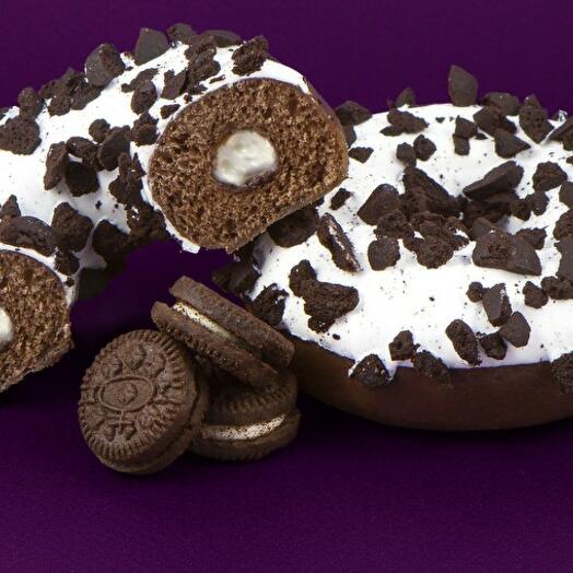 Пончик КукисДон с ванильным кремом и шоколадной крошкой