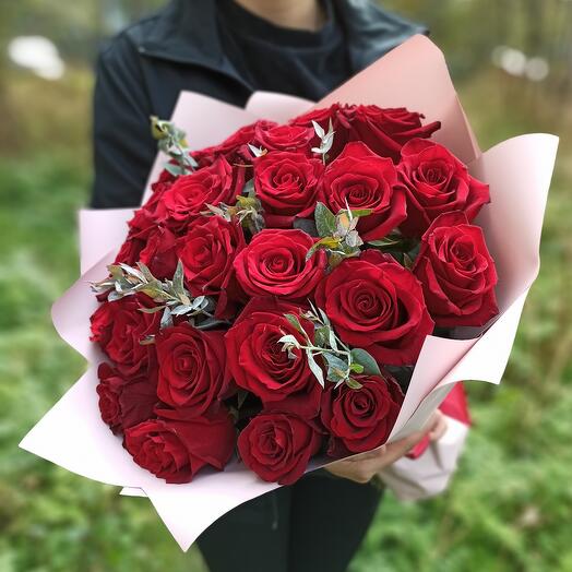 25 роз с эвкалиптом
