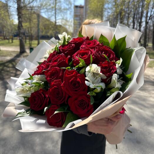 Ramo de rosas y alstroemeria