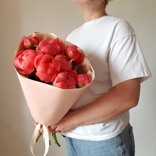 Букет из коралловых пионов