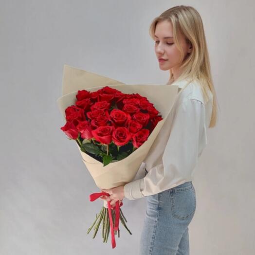25 роз 70 см в оформлении