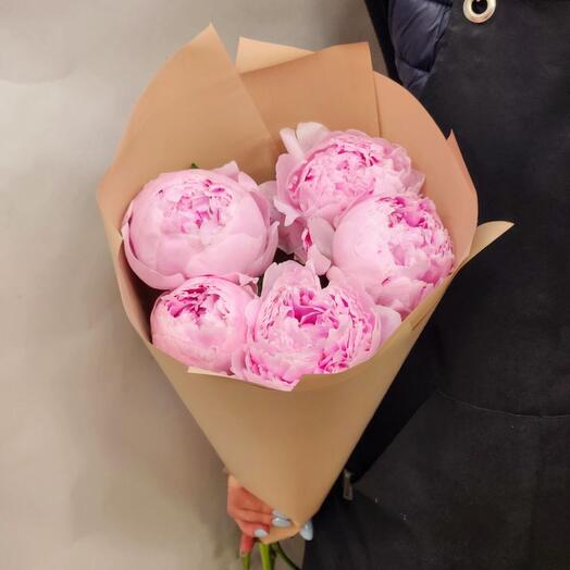 5 розовых пионов