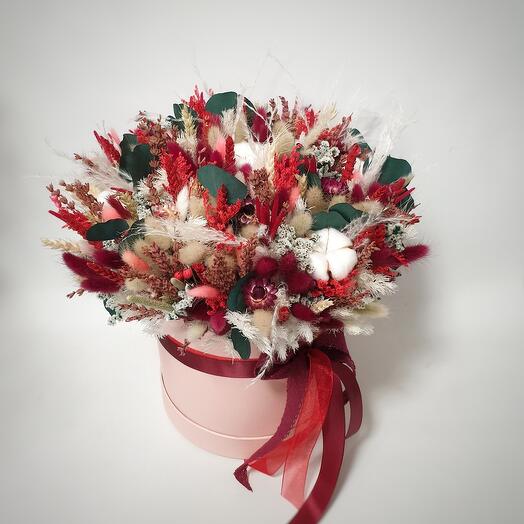 Dried flowers in a hatbox
