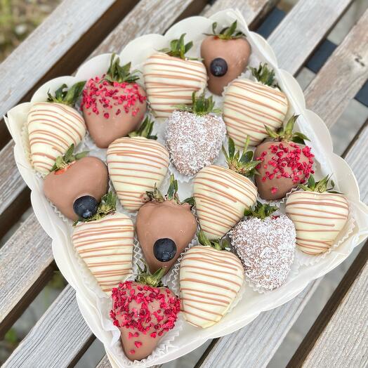 Chocolate-covered strawberries, 16-20 pieces