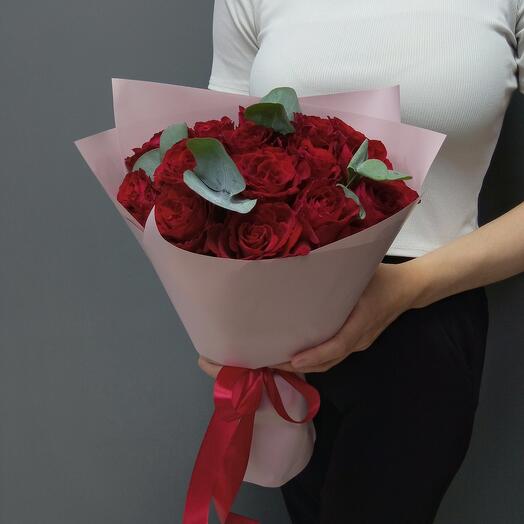 Красные розы с эвкалиптом