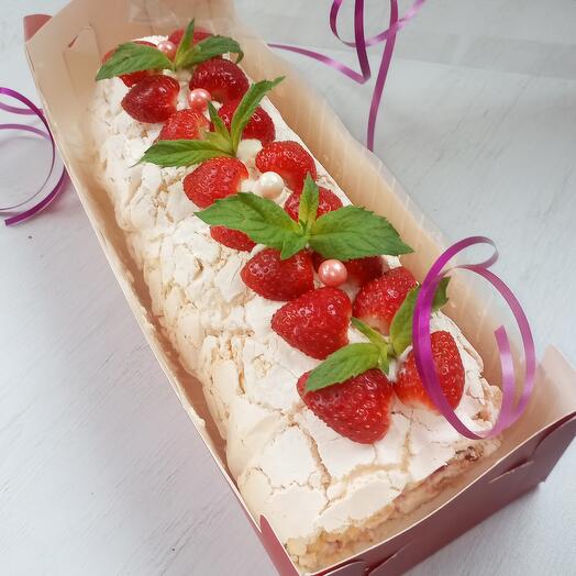 Meringue roll with strawberries or raspberries