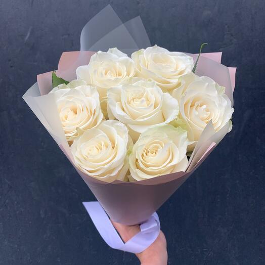 Букет из 7 белых роз Мондиаль в упаковке