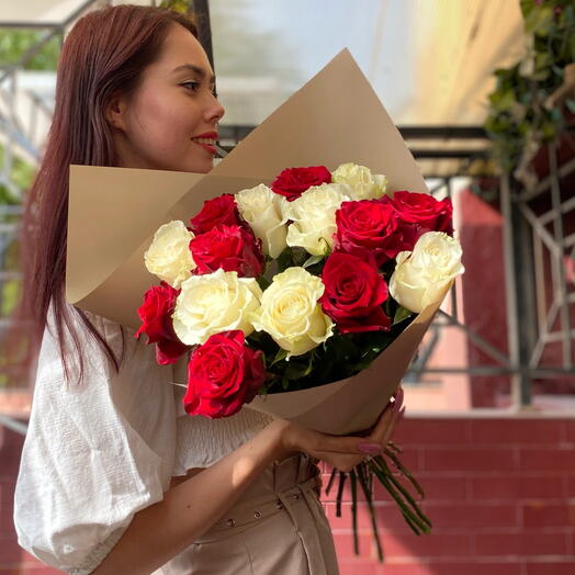 Bouquet of 15 white and red roses 50cm. Ecuador