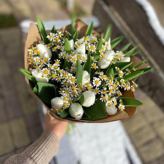 Нежнейший букет из белых тюльпанов и ромашек😍