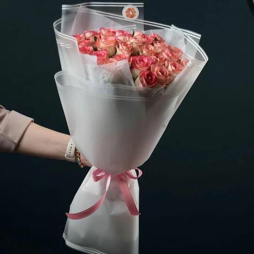 25 бело розовых роз