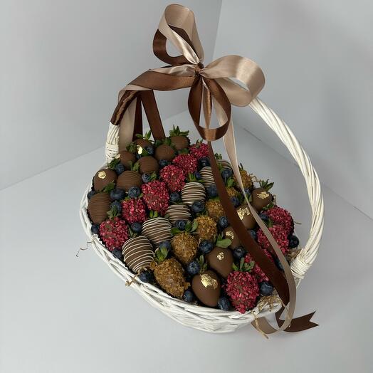 Корзина с клубникой в шоколаде