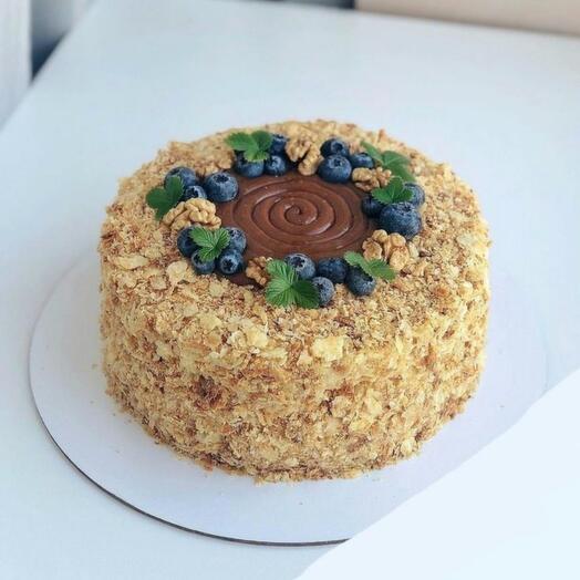 Наполеон с голубикой зеленью и карамелью