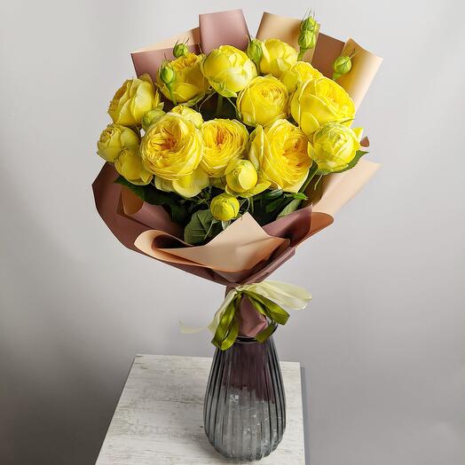 Yellow peony roses