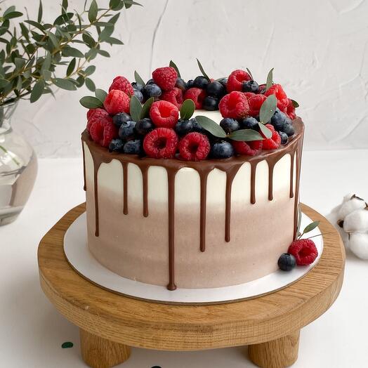 Торт сникерс 2,5кг с ягодным декором