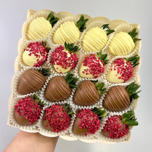 Chocolate-covered strawberries with freeze-dried raspberries "Yin-yang"