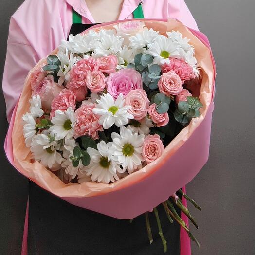 Ramo "Anna Maria" con crisantemos, rosas y eucalipto