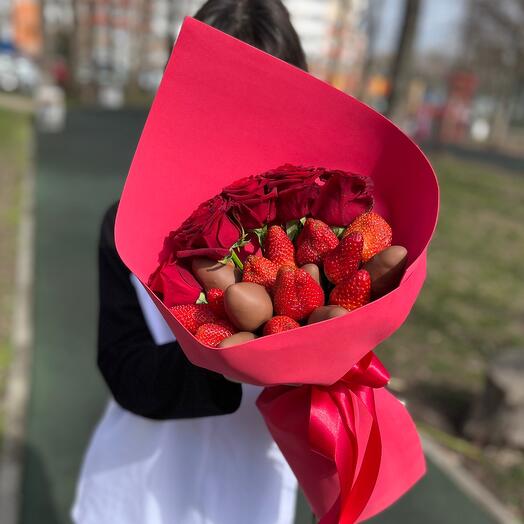 Букет из 5 красных роз и клубники в шоколаде