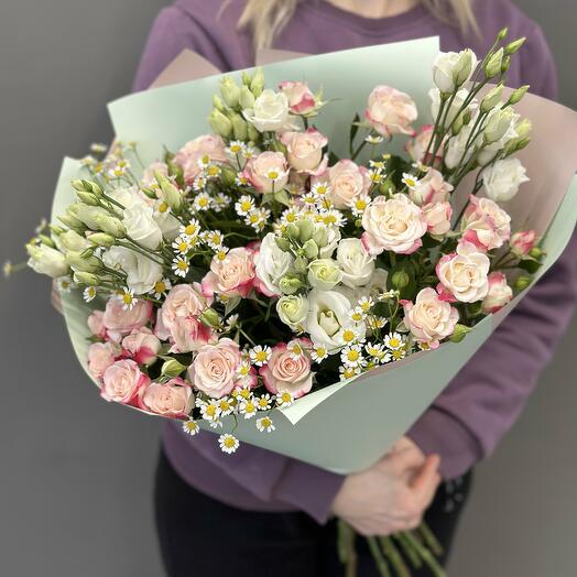 Bouquet of bush roses with eustoma and daisies