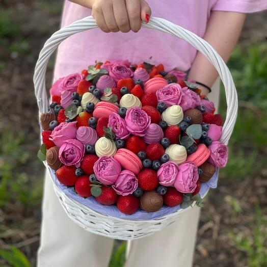 Cesta de fresas y flores