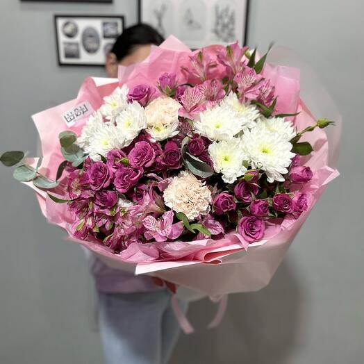 A prefabricated bouquet with a peony-shaped rose