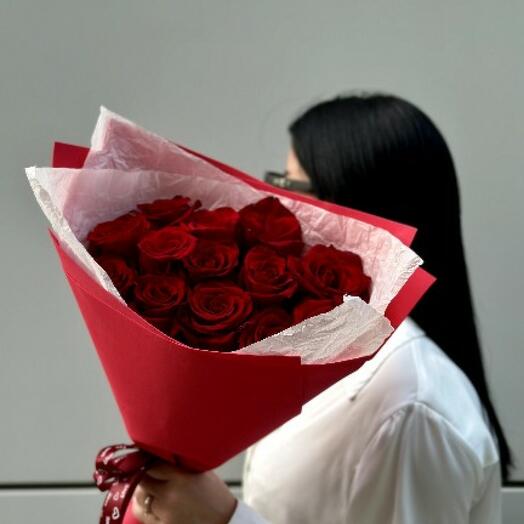 Bouquet of classic red roses for your beloved