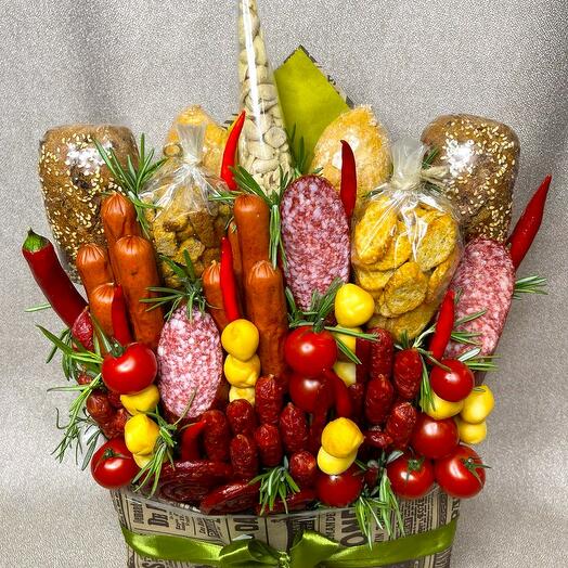 Мужской букет из колбас, сыра и пивных закусок "Конверт"