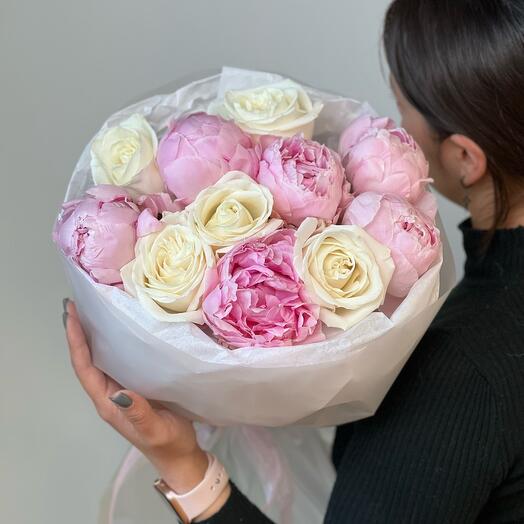 Elegante combinación de peonías y rosas de peonía