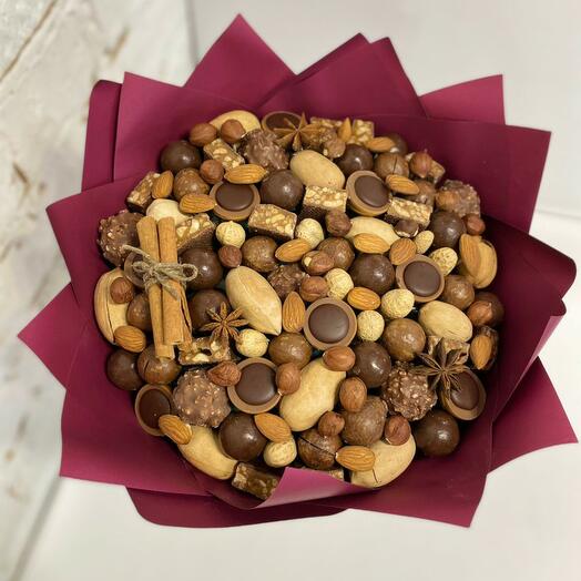 Шоколадный букет с Ferrero Rocher, фундуком и корицей