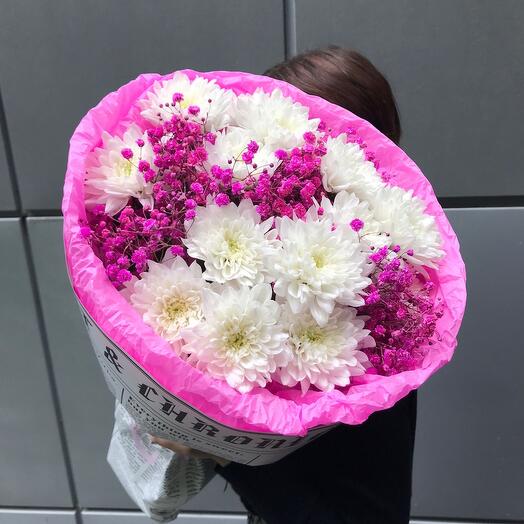 Bouquet of chrysanthemums with gypsophila