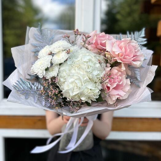 Нежный букет с гортензией и ажурными розами
