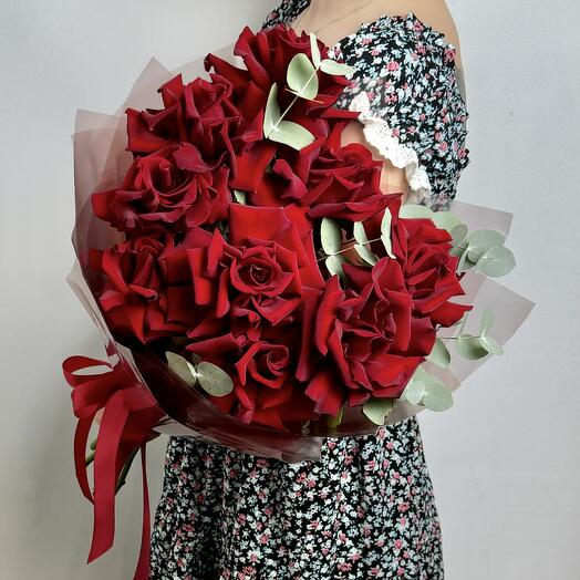 9 rosas francesas rojas de terciopelo con eucalipto fragante