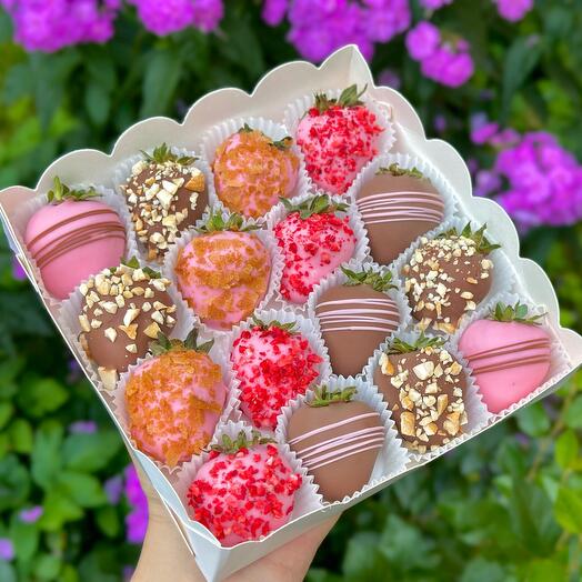 Клубника в шоколаде "Love Is" 12-16 ягод