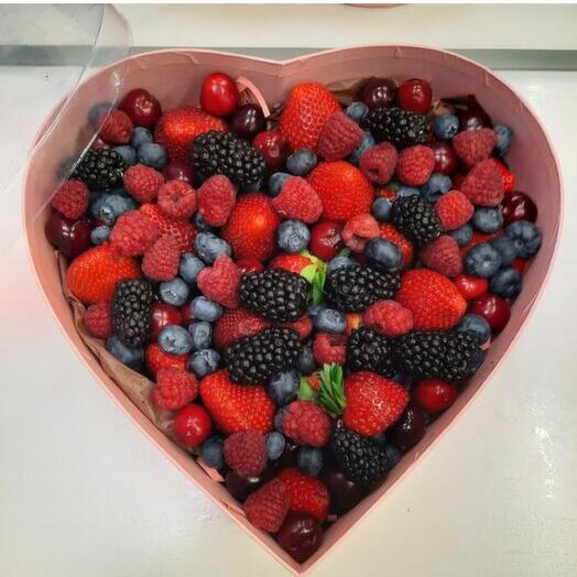 Ягоды в сердечном коробке