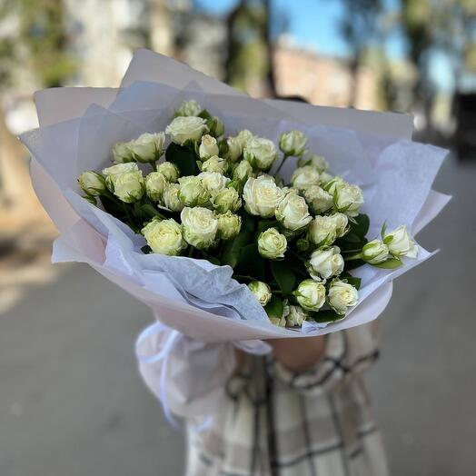 Букет белых кустовых роз