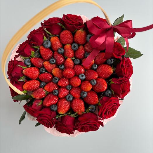Корзина со свежей клубникой и розами