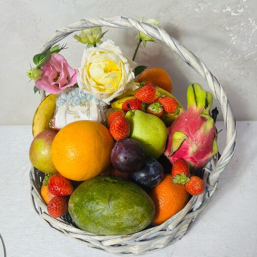 Корзина с фруктами и розами