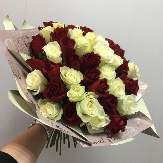 Букет из 51 красных и белых роз