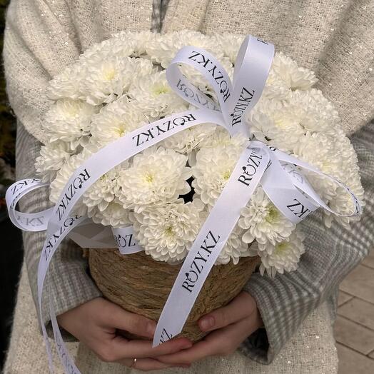 Корзина ротанг с 13 хризантемой в размере L