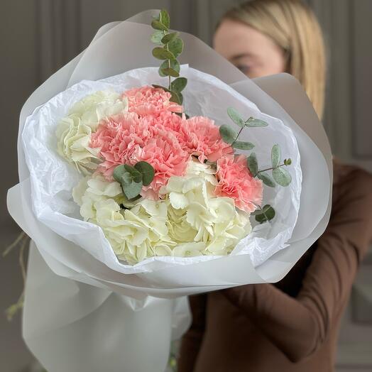 Hydrangea and dianthuses 🌸