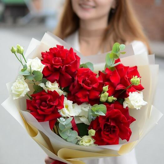Букет роз и лизиантуса