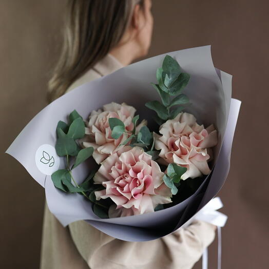 Букет из французских роз с эвкалиптом